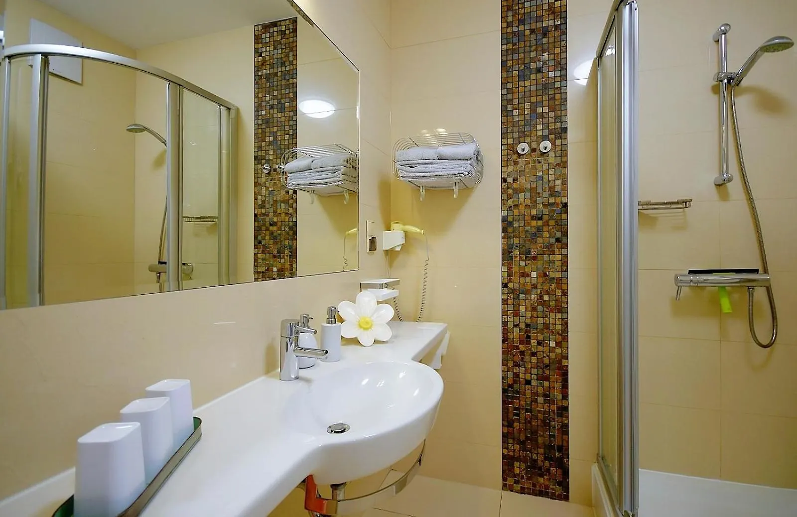 Diwa Hotel: Private Apartment in Kolobrzeg Resort Area with AC and Parking